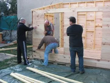 Ein Schlag mit dem Hammer nach links, um zu justieren