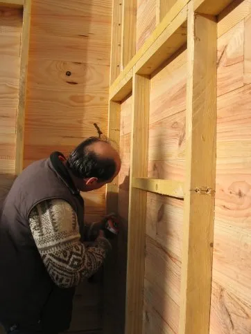 Der rechte Giebel wird in der Bodenwand befestigt. 