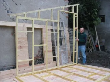 Rahmen des linken Giebels mit der Türlaibung