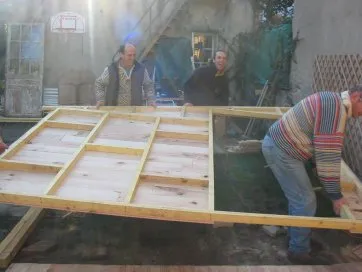 Man bringt den linken Giebel