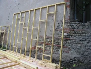 Dieses Kreuz sorgt für die Verstrebung des Rahmens in beide Richtungen 