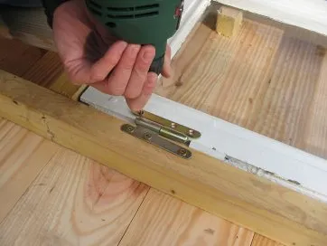 Also befestigen wir die Fensterflügel direkt an der Laibung der Struktur 