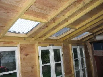 darüber drei Fenster in der Decke