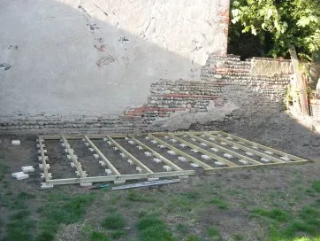 Man befestigt an den Enden einen senkrechten Kantholzbalken, um das Ganze zu fixieren. 