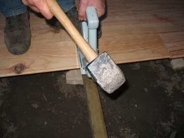 Man schlägt mit einem Vorschlaghammer auf den Kolben 