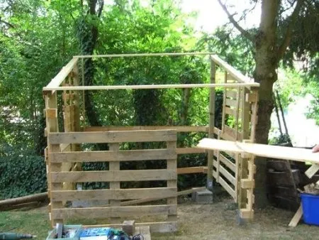 Cabanes réalisées avec des palettes