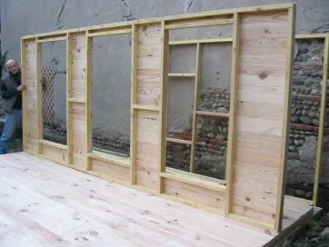 Beachten Sie die Fensterlaibungen