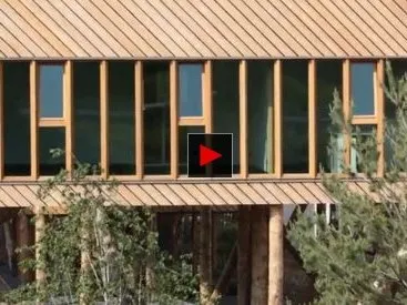 Une extension de menuiserie sur pilotis