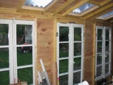 Drei Fenster an der Wand,