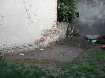 Wir haben etwas abgetragen, um eine halbwegs ebene Fläche zu erhalten. 