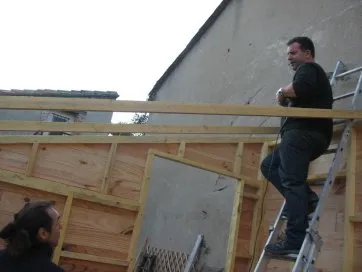 Man befestigt den Balken