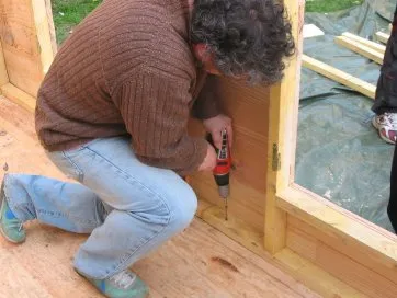 Befestigung der Schwelle am Boden 
