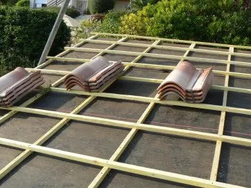 Man verteilt die Dachziegelpakete
