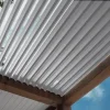 Bioklimatische Pergola, ausgestattet mit 20 mm SUNDIY-Mechanismen und Aluminiumlamellen in der Farbe RAL 9010 Weiße Aluminiumklinge