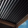 Bioklimatische Pergola, ausgestattet mit 20 mm SUNDIY-Mechanismen und Aluminiumlamellen in der Farbe RAL 7016