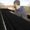 Montage von Aluminiumlamellen in der Farbe RAL 9005 auf SUNDIY-Mechanismen