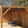 Erstellung eines Sichtschutzes auf einer bioklimatischen Pergola mit SUNDIY XL-Mechaniken in der Farbe RAL 7016 und Lamellen aus Douglasienholz