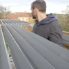 Montage von Aluminiumlamellen in RAL 9006 auf SUNDIY-Mechanismen