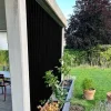 Sichtschutz mit SUNDIY-Mechaniken und kieselgrauen RAL 9005-Aluminiumlamellen