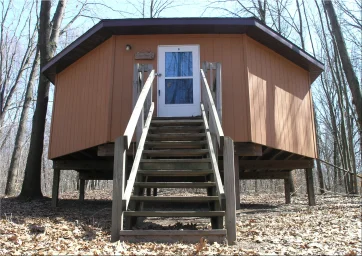Ein polygonales Gartenhaus auf Stelzen 