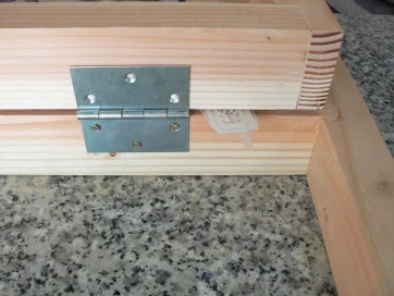Dann wird der Fensterflügel befestigt. Beachten Sie den Keil, um einen Zwischenraum zu schaffen. 
