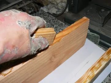 Mit einem Reststück desselben Profils verteile ich den Klebstoff 